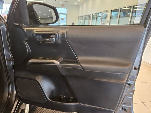 Used 2017 Toyota Tacoma TRD Off-Road w/ Tow Package (A/T) AWD/4WD image 21