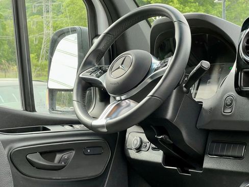 Used 2025 Mercedes-Benz Sprinter 2500 image 15