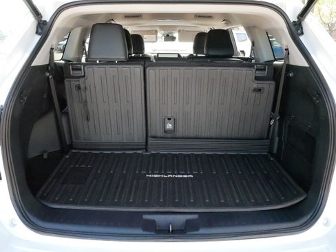 Used 2023 Toyota Highlander XLE AWD/4WD image 18