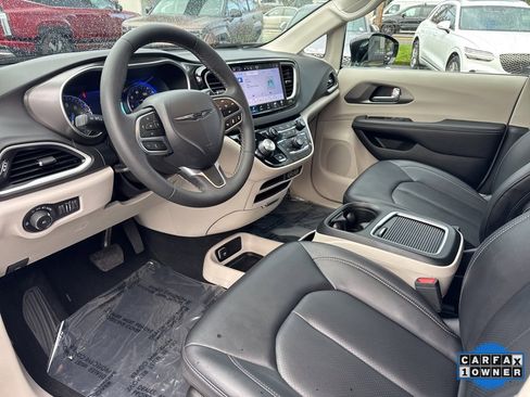 Used 2024 Chrysler Pacifica Touring-L image 4