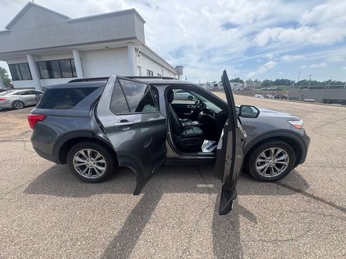 Used 2022 Ford Explorer XLT w/ Equipment Group 202A AWD/4WD image 6