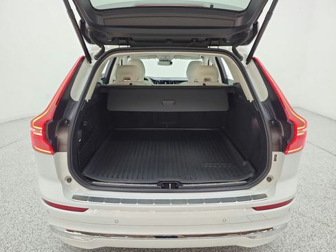 Used 2023 Volvo XC60 B5 Ultimate w/ Climate Package FWD image 18