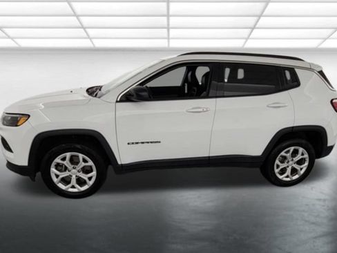 Used 2024 Jeep Compass Latitude AWD/4WD image 3
