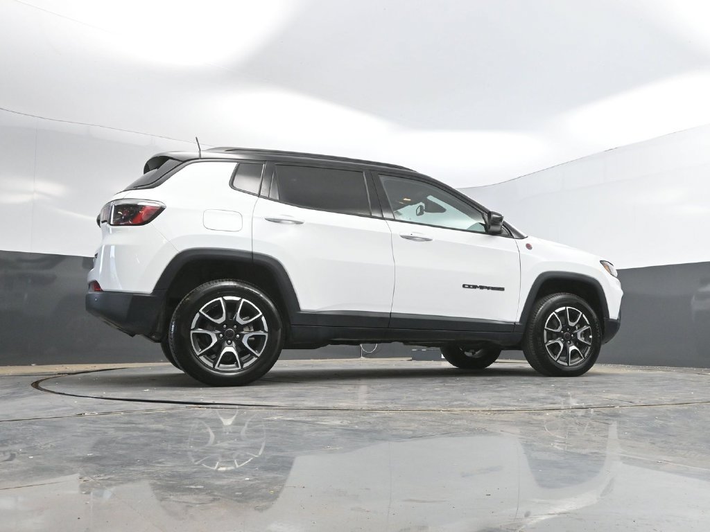 Used 2025 Jeep Compass Trailhawk AWD/4WD image 38