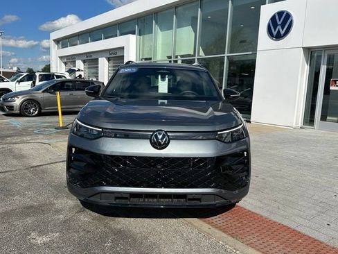 Used 2025 Volkswagen Tiguan SE R-Line AWD/4WD image 2