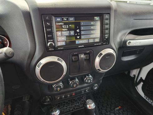 Used 2015 Jeep Wrangler Sahara w/ Dual Top Group AWD/4WD image 30