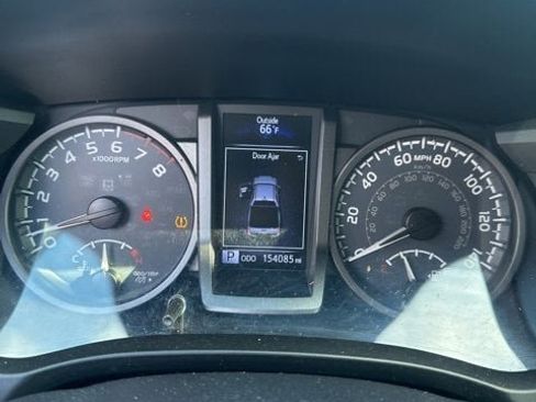 Used 2017 Toyota Tacoma TRD Sport image 4