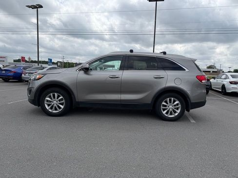 Used 2017 Kia Sorento LX w/ LX Convenience Package image 4
