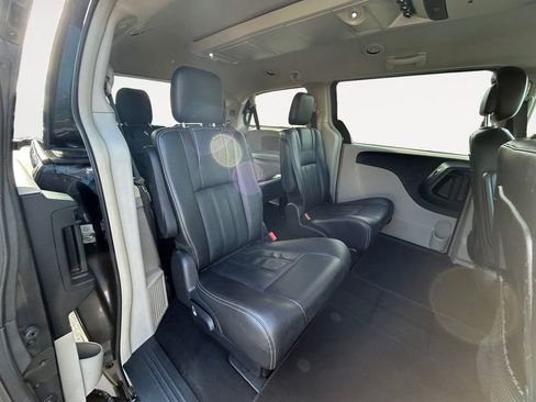 Used 2016 Chrysler Town & Country Touring FWD image 23