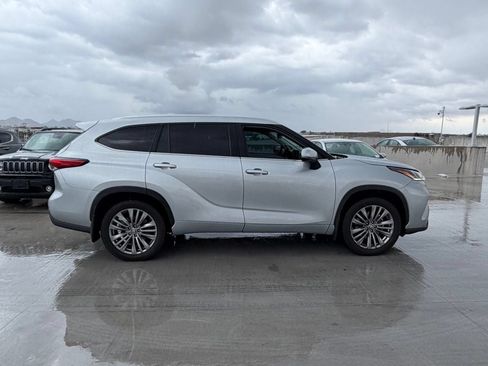 Used 2021 Toyota Highlander Limited AWD/4WD image 3