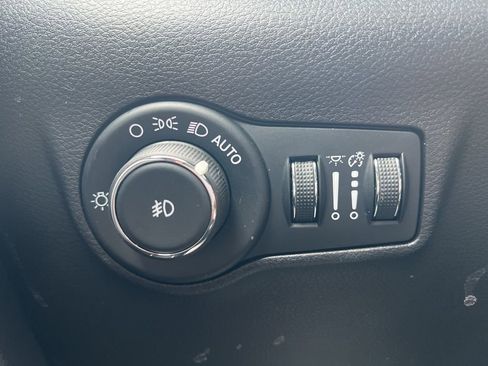 Used 2025 Jeep Compass Latitude image 15