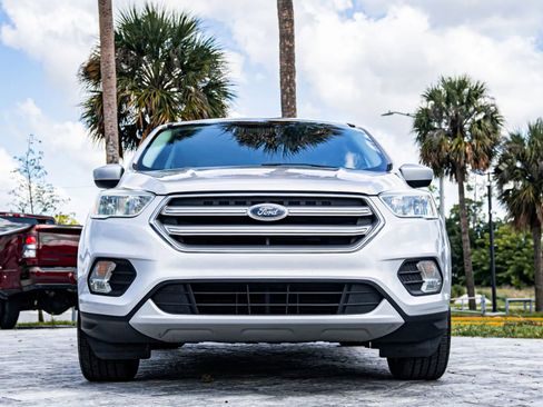 Used 2017 Ford Escape SE FWD image 2