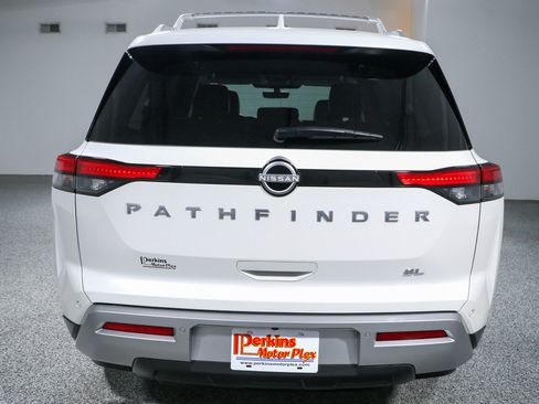Used 2024 Nissan Pathfinder SL FWD image 8