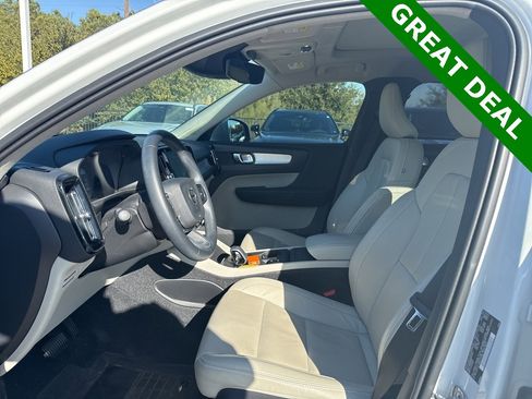 Used 2022 Volvo XC40 T5 Momentum image 17