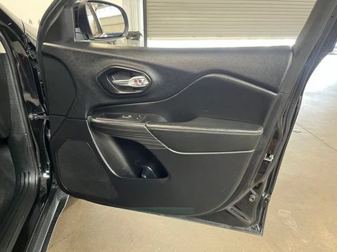 Used 2017 Jeep Cherokee Limited FWD image 12
