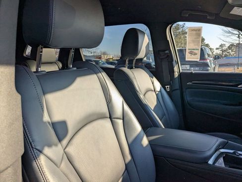 Used 2024 Buick Enclave Premium image 33