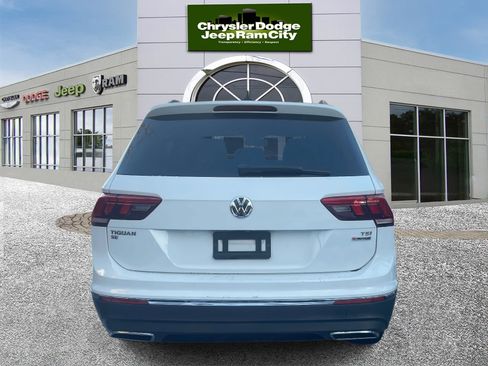 Used 2018 Volkswagen Tiguan SE w/ Panoramic Sunroof Package image 7