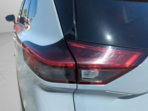 Used 2023 Nissan Rogue SL w/ SL Premium Package image 18