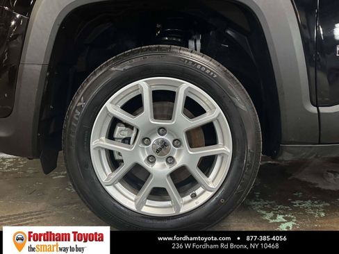 Used 2023 Jeep Renegade Latitude AWD/4WD image 9