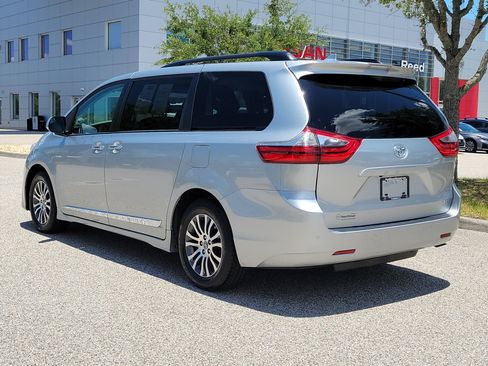 Used 2020 Toyota Sienna XLE w/ XLE Navigation Package FWD image 8