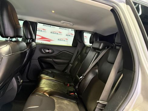 Used 2020 Jeep Cherokee Trailhawk AWD/4WD image 39