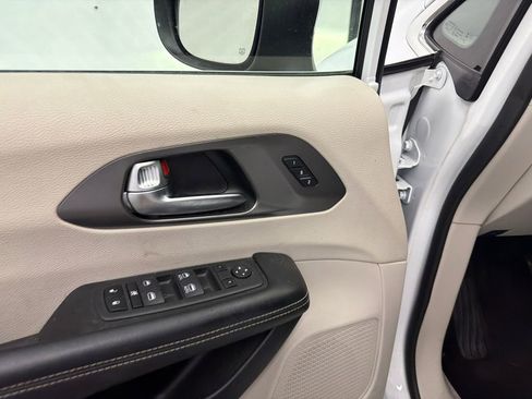Used 2023 Chrysler Pacifica Touring-L FWD image 12