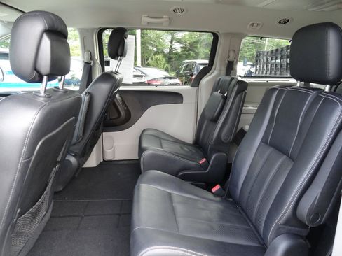 Used 2016 Chrysler Town & Country Touring-L w/ Driver Convenience Group FWD image 19