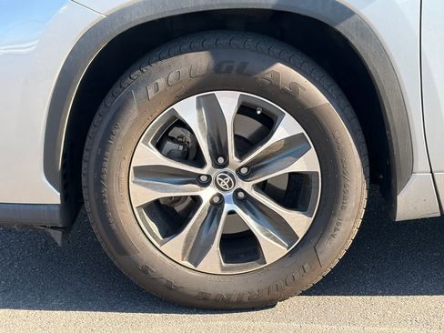 Used 2021 Toyota Highlander XLE FWD image 5