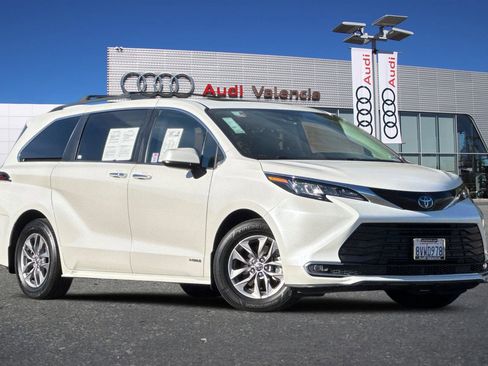 Used 2021 Toyota Sienna XLE image 2