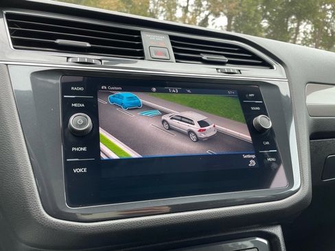 Used 2022 Volkswagen Tiguan SE w/ Panoramic Sunroof Package image 19