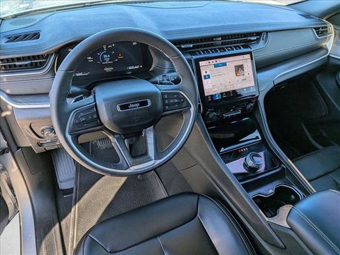 Used 2024 Jeep Grand Cherokee Limited w/ Black Appearance Package image 10