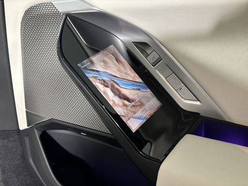 Certified 2024 BMW i7 xDrive60 w/ Premium Package image 29