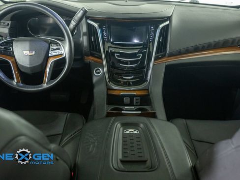 Used 2017 Cadillac Escalade Luxury AWD/4WD image 32