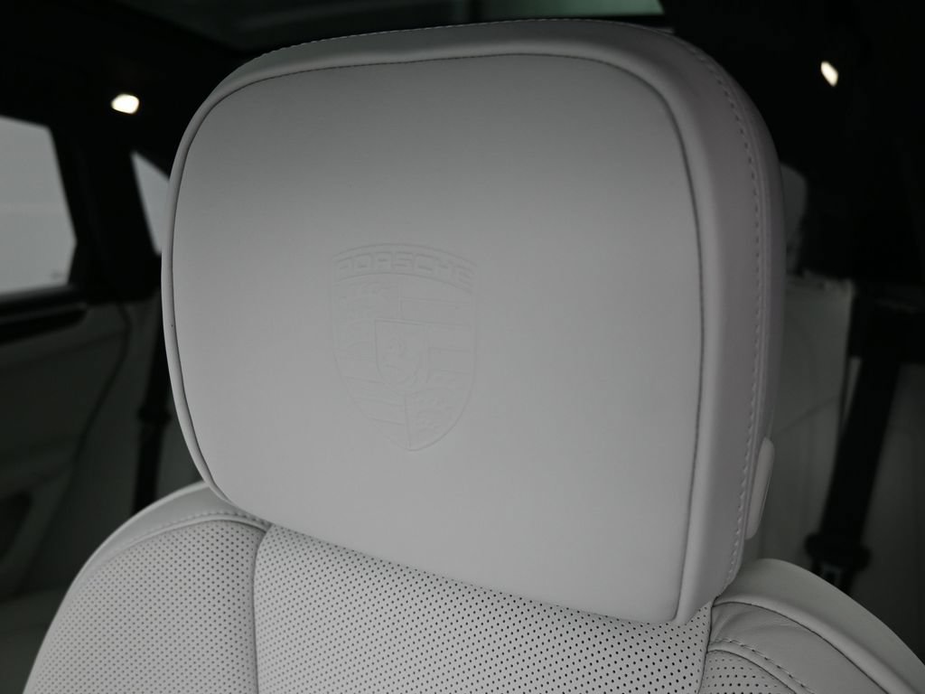 Certified 2026 Porsche Macan AWD/4WD image 8