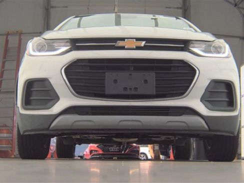 Used 2020 Chevrolet Trax LT w/ LT Convenience Package AWD/4WD image 3