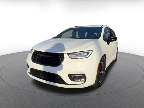 Used 2025 Chrysler Pacifica Limited image 7