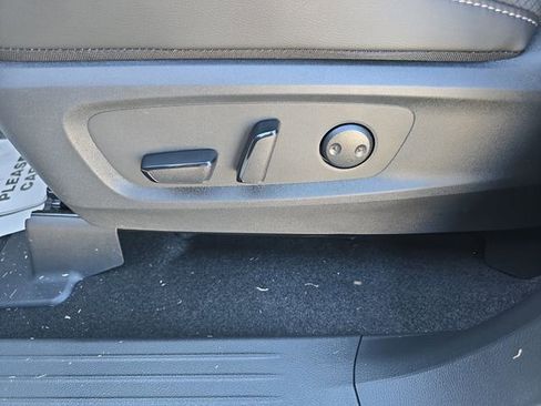 New 2025 Nissan Pathfinder SL image 14