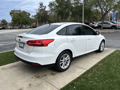 Used 2018 Ford Focus SE image 3