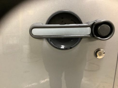 Used 2018 Jeep Wrangler Unlimited Rubicon w/ Connectivity Group AWD/4WD image 11