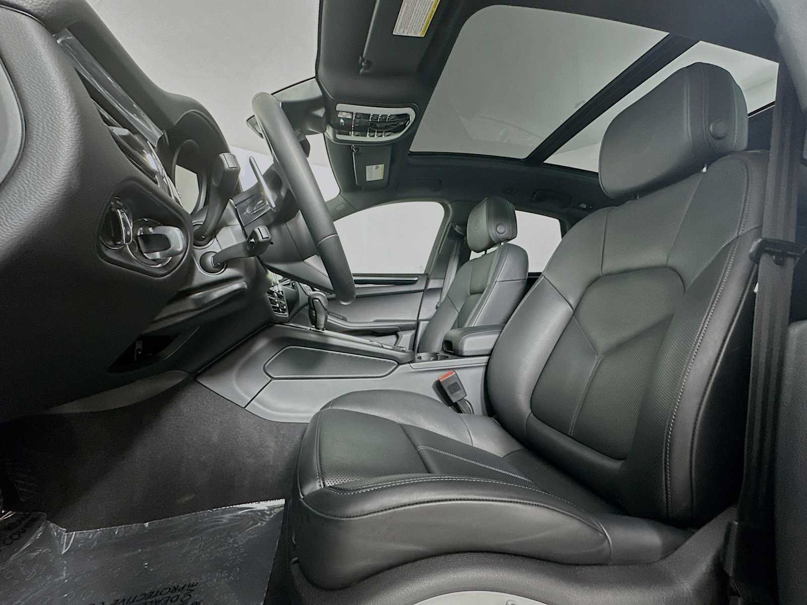 Certified 2026 Porsche Macan AWD/4WD image 5