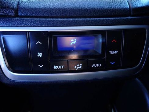 Used 2016 Toyota Highlander XLE w/ Four Season Floor Mat Package AWD/4WD image 11