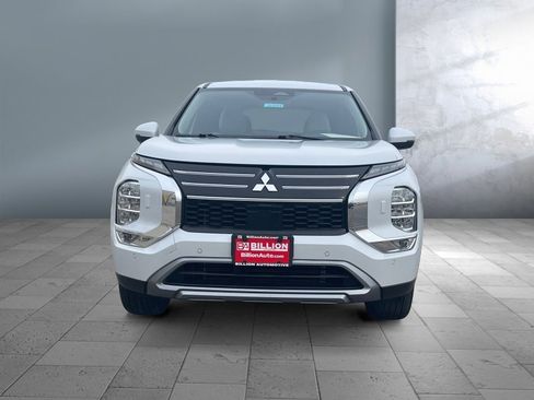 Used 2025 Mitsubishi Outlander SE image 2