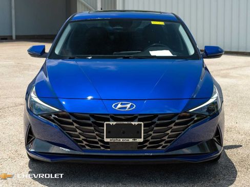 Used 2022 Hyundai Elantra Limited w/ Preferred Accessory Package FWD image 2