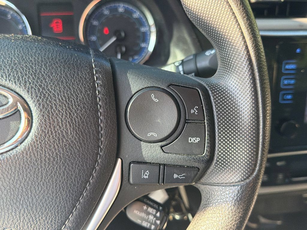 Used 2018 Toyota Corolla LE FWD image 15