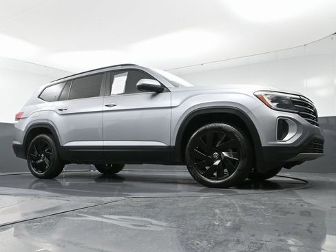 Used 2024 Volkswagen Atlas SE w/ Black Wheel Package image 48