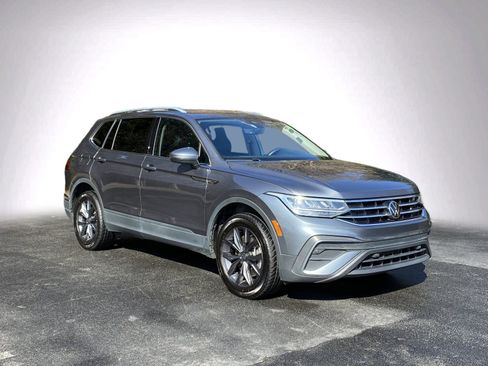 Used 2022 Volkswagen Tiguan SE image 2