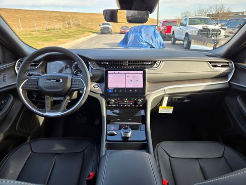 New 2025 Jeep Grand Cherokee Limited image 16