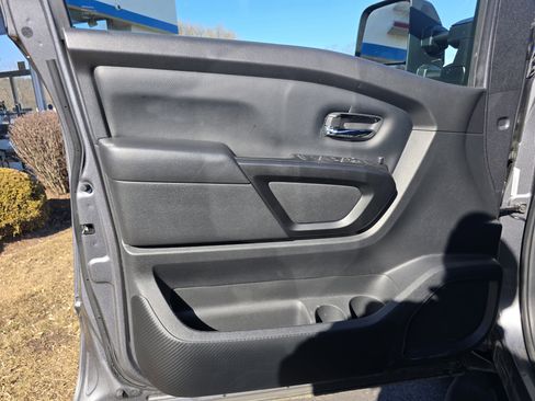 Used 2024 Nissan Titan SV w/ SV Convenience Package image 18