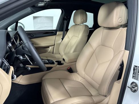 Certified 2025 Porsche Macan image 5