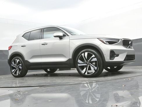 Certified 2025 Volvo XC40 B5 Plus image 23